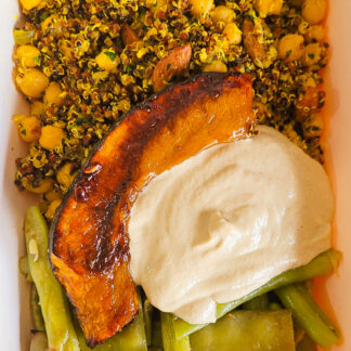 Quinoa com grão de bico e especiarias, babaganoush e abóbora cabotiá com melado de cana