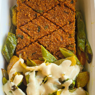 Quibe de abóbora com molho mostarda e missô e vegetais assados