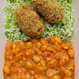 Croquete de cogumelos, arroz cateto com cenoura, feijão da casa e couve flor assada