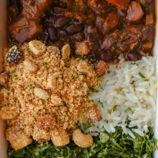 Feijoada de cogumelos, arroz integral, farofa de cenoura e couve no alho