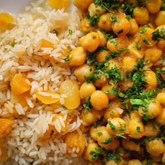 Chana massala e arroz com passa branca e capim limão