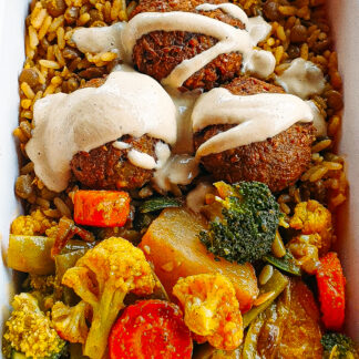 Falafel, arroz com lentilhas e homus tahine