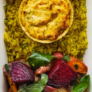 Quiche de alho poró, quinoa ao curry e vegetais assados