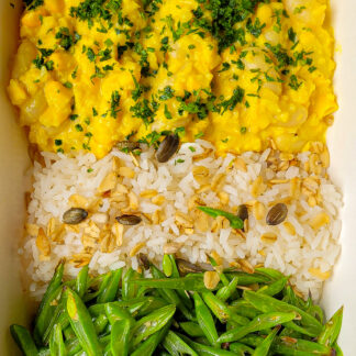 Fava no creme de milho, arroz com cenoura, vegetais verdes grelhados