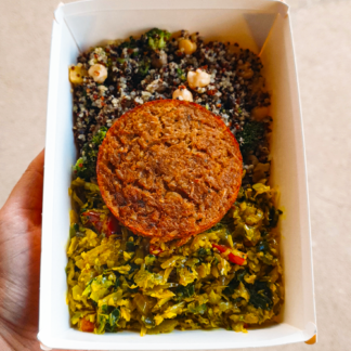Hambúrguer de cogumelos, arroz integral com gergelim e feijão da casa